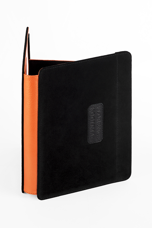 Etui pour tablette orange abricot et noir mat haut de gamme. Personnalisation. Worn view - Florence KOOIJMAN